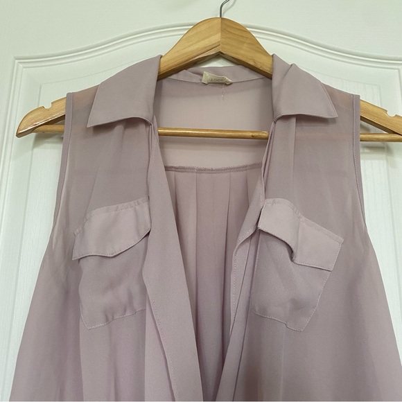 Tobi Sleeveless Deep V-Neck Blouse in Mauve Size S - Picture 2 of 9